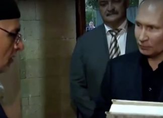 Putinit i dhurohet një kopje e Kuranit: Është i shenjtë për myslimanët, dhe duhet të jetë edhe për të tjerët