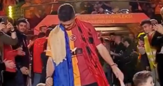 Info Shqip: Rashica emocione me këngën e Shkurtes dhe flamurin e Kosovës në stadiumin e Stambollit (VIDEO)