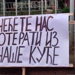 Serbët në veri ngrenë pankarta: Nuk do të na dëboni nga shtëpitë tona