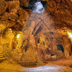 Një burrë çau murin e bodrumit të tij dhe zbuloi tunelet, misteri i qytetit antik në Turqi