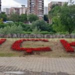 Info Shqip: ”UÇK” lulëzon në parkun pranë Ibrit në Mitrovicë (FOTO)