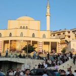 Qindra besimtarë në Durrës falen në Xhaminë e Madhe të qytetit