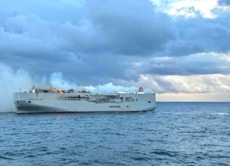 Një i vdekur dhe 22 të lënduar pas zjarrit në një anije që po bartte afër 3,000 vetura