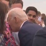 Biden sërish viral. U përpoq të puthte një vajzë të vogël por e frikësoi, reagime të ashpra në rrjet (VIDEO)