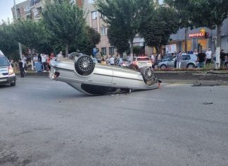 Aksident në qendër të Tetovës rrokulliset vetura