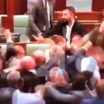 “E turpshme si kapen për fyti shqiptarët”, Edi Rama reagon pas rrahjeve në Kuvendin e Kosovës