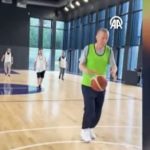 Erdogan ‘zhvishet nga kostumi i presidentit’, shijon fundjavën me deputetët e partisë së tij, luajnë basketboll (VIDEO)