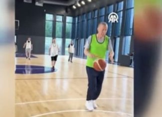 Erdogan ‘zhvishet nga kostumi i presidentit’, shijon fundjavën me deputetët e partisë së tij, luajnë basketboll (VIDEO)