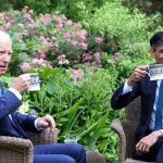Joe Biden merr masa pas gafave në publik: Çfarë shkruhej në kartën që mbante në dorë