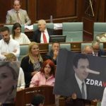 PDK fut në Kuvend fotografi të mëdha të Kurtit dhe Kusarit me hundën e Pinokios