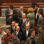 Përleshja fizike në Kuvend, reagon Vetëvendosja: Dora e zgjatur e atyre që s’e duan demokracinë, u përpoq të bëhet grusht