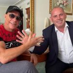 Lladrovci takohet me Van Damme, publikojnë foto duke bërë shqiponjën me duar