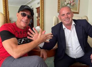 Lladrovci takohet me Van Damme, publikojnë foto duke bërë shqiponjën me duar