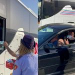 Policia shqiptare shpërndan ujë të ftohtë për udhëtarët në pikën kufitare Morinë