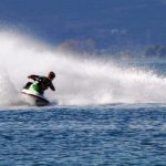 Përplasen dy jet ski, humb jetën 6-vjeçarja, drejtoheshin nga nëna dhe babai i së miturës