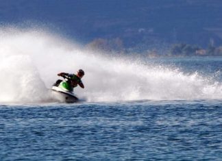 Përplasen dy jet ski, humb jetën 6-vjeçarja, drejtoheshin nga nëna dhe babai i së miturës