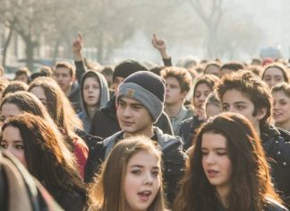 Ky vend propozon që të rinjve t’u jepen 20 mijë euro pasi mbushin moshën 18 vjeç