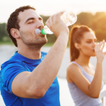 “99% e njerëzve e pinë ujin në mënyrë të gabuar”, ja çfarë sugjeron nutricionisti