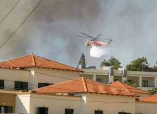Dramatike situata në Rodos nga zjarret, evakuohen Gennadi dhe Vati, digjen shtëpi në fshatin Asklipieio