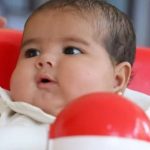 Lindi nën rrënojat e tërmetit shkatërrimtar në Siri dhe humbi gjithë familjen, vajza që përloti botën është sot 6 muajshe dhe është si ‘top’