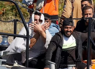 Duke bërë “shqiponjën”, 800 emigrantë zbarkojnë në Britani, mes tyre edhe shqiptarë