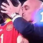 Rubiales “braktiset” nga federata, skandali i puthjes i kushton shumë