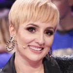“Katunare Burreli ke mbet”, Juliana Pasha nuk ia kursen një përgjigje ndjekësit