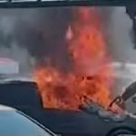 Digjet një makinë afër parkingut të sheshit Skenderbeu në Shkup