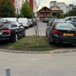 E turpshme, dy mërgimtarë parkuan veturat në mënyrë të tmerrshme në Prishtinë