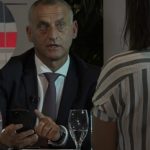 Pacienti me maskë të oksigjenit në autoambulancë, ekipi pi kafe në pompë të benzinës