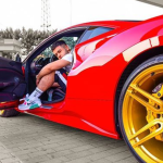 Një vlonjat i dogji “Ferrarin” Noizy-t, zbulohet emri i këngëtarit që fshihet pas ngjarjes
