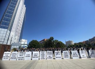 Rinia e PDK-së proteston para Qeverisë në Ditën Ndërkombëtare të tyre: Ktyne nuk ua nin për neve