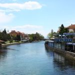 Sezoni veror drejt përfundimit, plazhet në Strugë janë gjysmë të zbrazëta