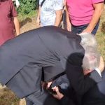 Ahmeti përqafon dajën e tij Fazli Veliun, ky i fundit “përton” të çohet në këmbë
