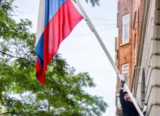 Flamuri rus është hiqet nga ndërtesa e ambasadës në Danimarkë