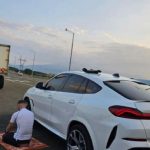 ‘Është koha e Namazit’! Fero ndalon makinën në mes të rrugës dhe kryen ritin