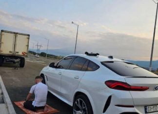 ‘Është koha e Namazit’! Fero ndalon makinën në mes të rrugës dhe kryen ritin