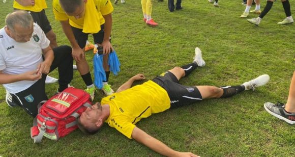 Info Shqip: E turpshme, sulmohet futbollisti Liridon Fetahaj, mbetet i shtrirë në fushë