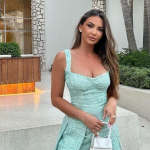 Kiara pubikon fotografi nga afër, barku i saj merr gjithë vëmendjen
