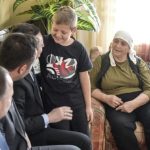 Kurti dhe Konjufca vizitojnë familjen e heroit Bunjaku: Gjaku i tij s’do të humbë asnjëherë