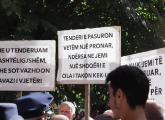 Protestë para KEK-ut, punëtorët tentojnë të hyjnë me forcë brenda kompanisë