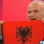 Analisti Turk habit gjithë botën me veprimin e tij, nxjerr flamurin shqiptar në emision, këta janë (VIDEO)