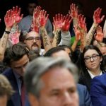 Protestues me “duar të përgjakura” ia “ndalin frymën” kryediplomatit amerikan