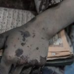 Gruaja palestineze, nën rrënoja me Kuran në duar