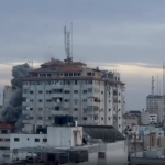 BBC publikon momentin kur avionet izraelitë godasin blloqet e kullave të Gazës (VIDEO)