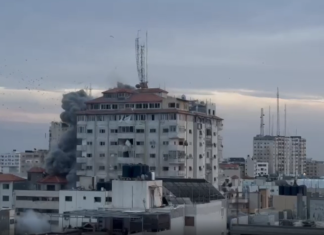 BBC publikon momentin kur avionet izraelitë godasin blloqet e kullave të Gazës (VIDEO)