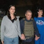Rrëqethëse, momenti kur nënë e bijë lirohen pas dy javësh të mbajtura peng nga Hamasi
