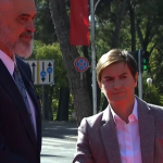 E ngrysur, sikur e kanë sjellë me zor: Çfarë nuk u pa nga takimi i Ramës me Kryeministren e Serbisë (FOTO)