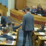 Tensione në Kuvendin e Malit të Zi, Ish kryeministri Abazoviç për pak sa nuk u përplas fizikisht me një deputet