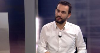 Info Shqip: Lapaj: Çdo shqiptar duhet të ketë pasaportë të Shqipërisë